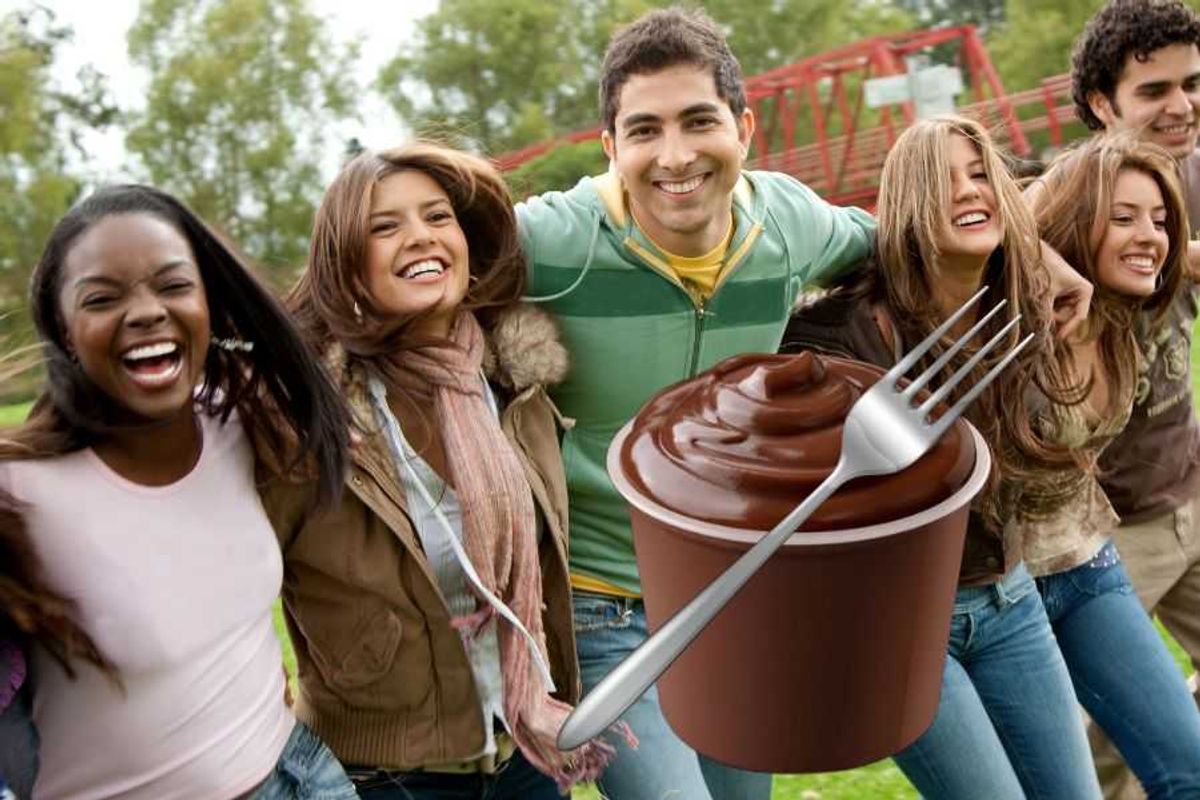 pudding mit gabel, pudding with a fork, wholesome, titktok trend, germany, viral tiktok, connection, meeting irl