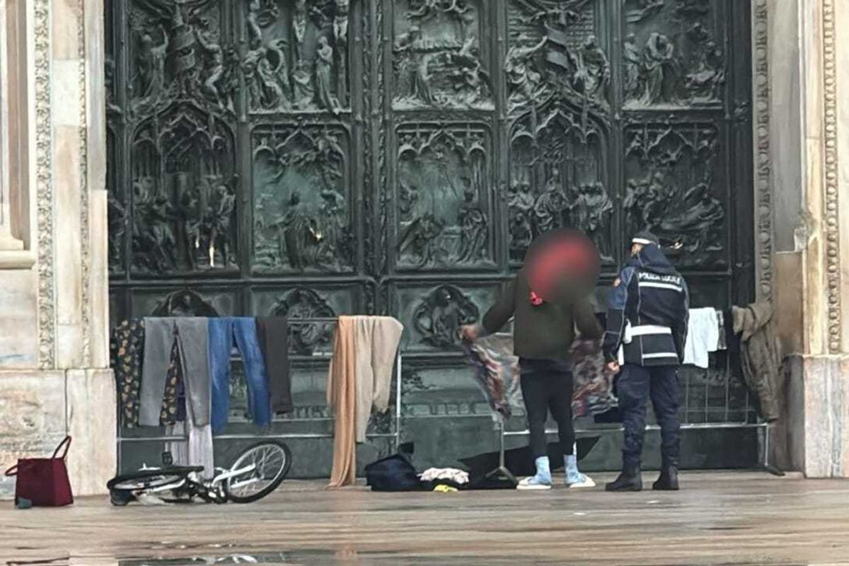 Nuova vetta del degrado a Milano: egiziano stende i panni in Duomo