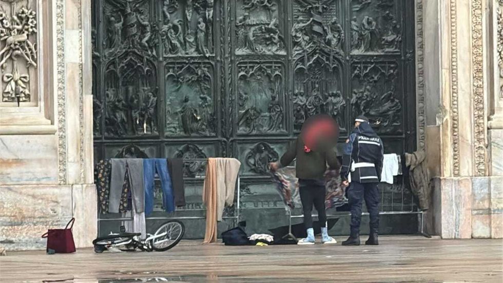 Nuova vetta del degrado a Milano: egiziano stende i panni in Duomo