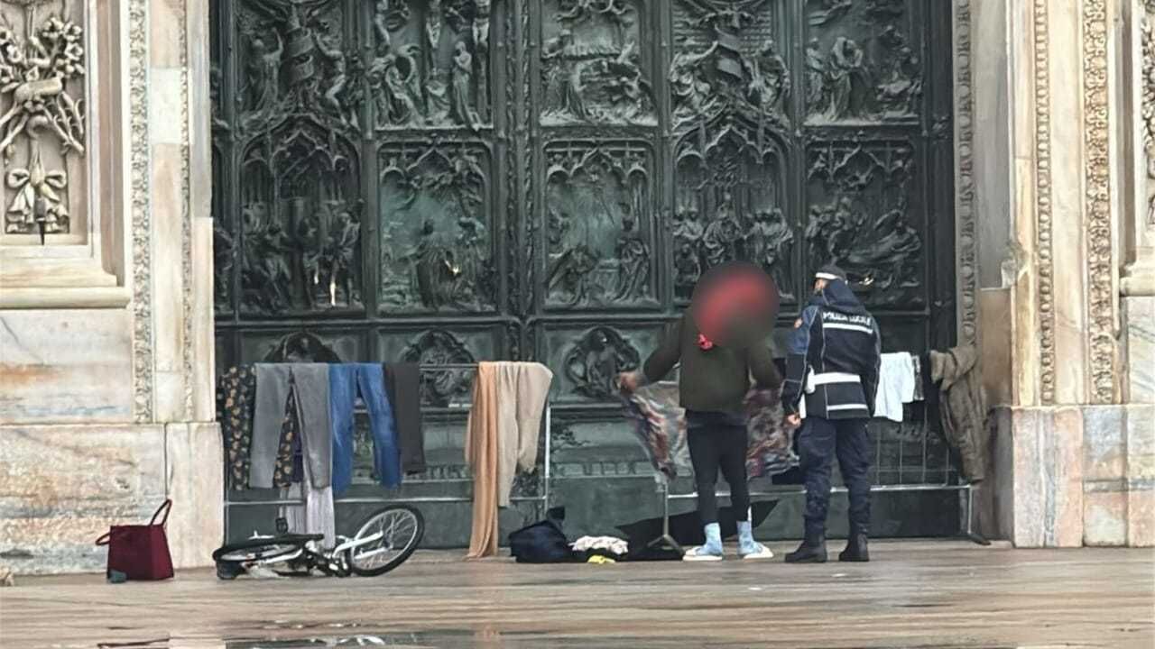 Nuova vetta del degrado a Milano: egiziano stende i panni in Duomo