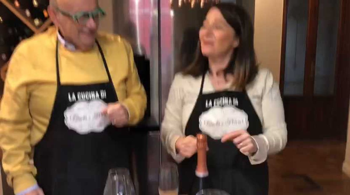 Pillole di galateo di Petra e Carlo | Come si apre una bottiglia di prosecco, spumante o champagne