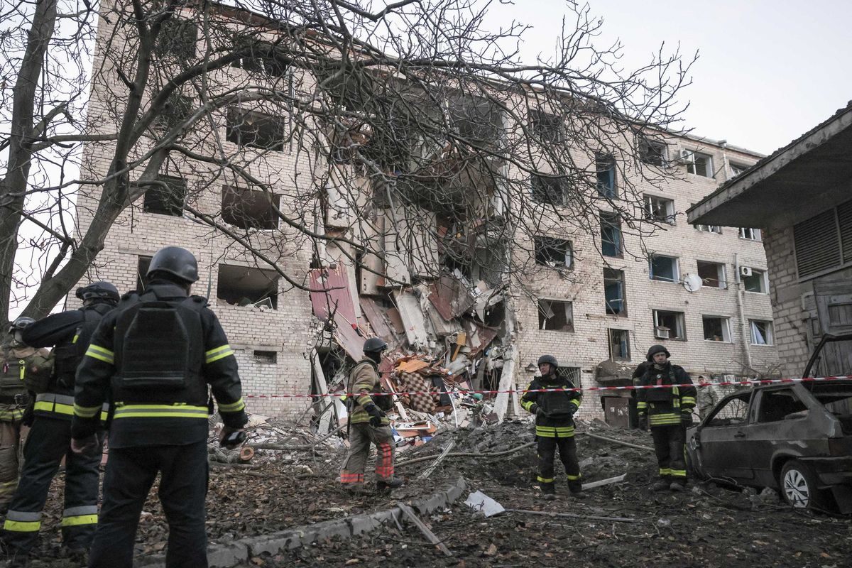 Tensione Usa-Russia sui test nucleari. Mezza Ucraina al buio dopo i raid