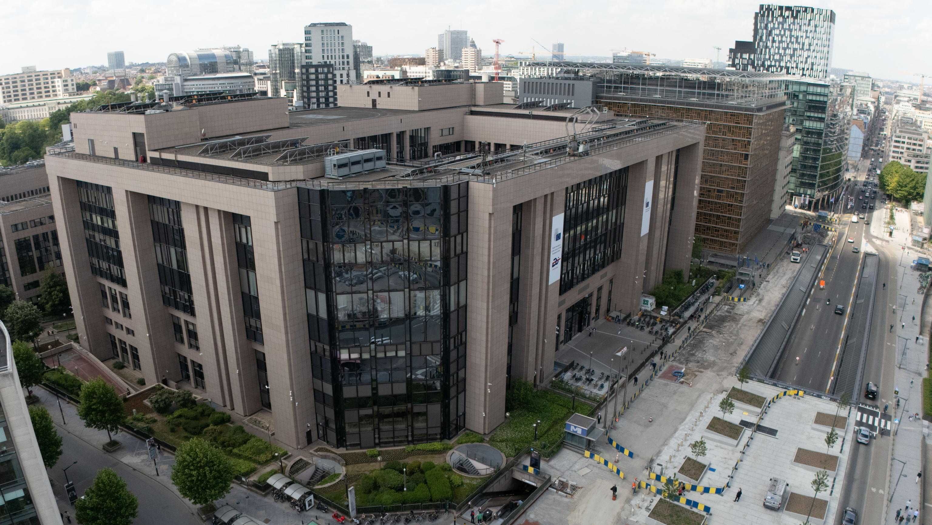 Il Consiglio europeo non bada a spese: 1 miliardo per la sede. Tanto paghiamo noi