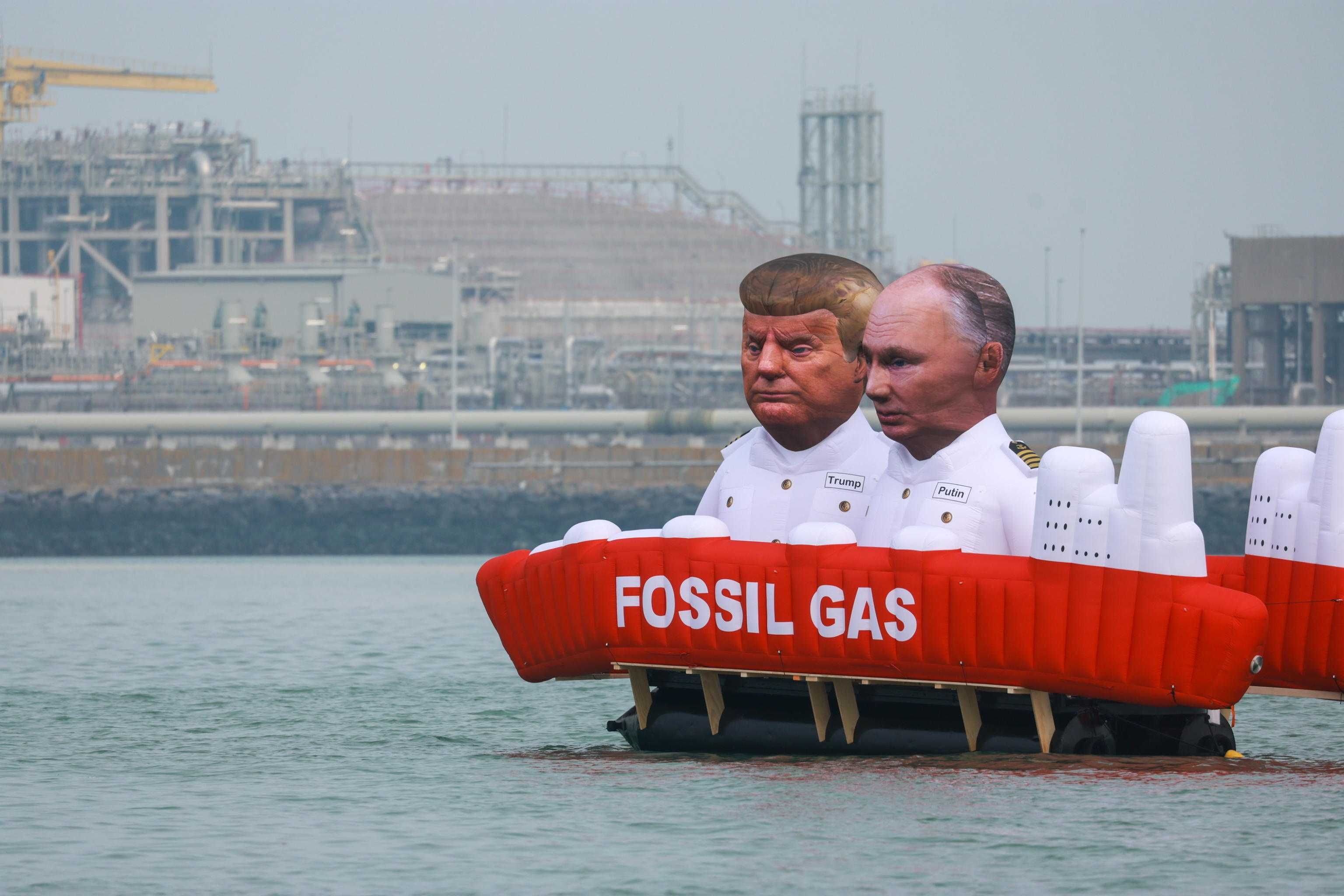 Trump fa tira e molla con Putin e impone maxi sanzioni al petrolio