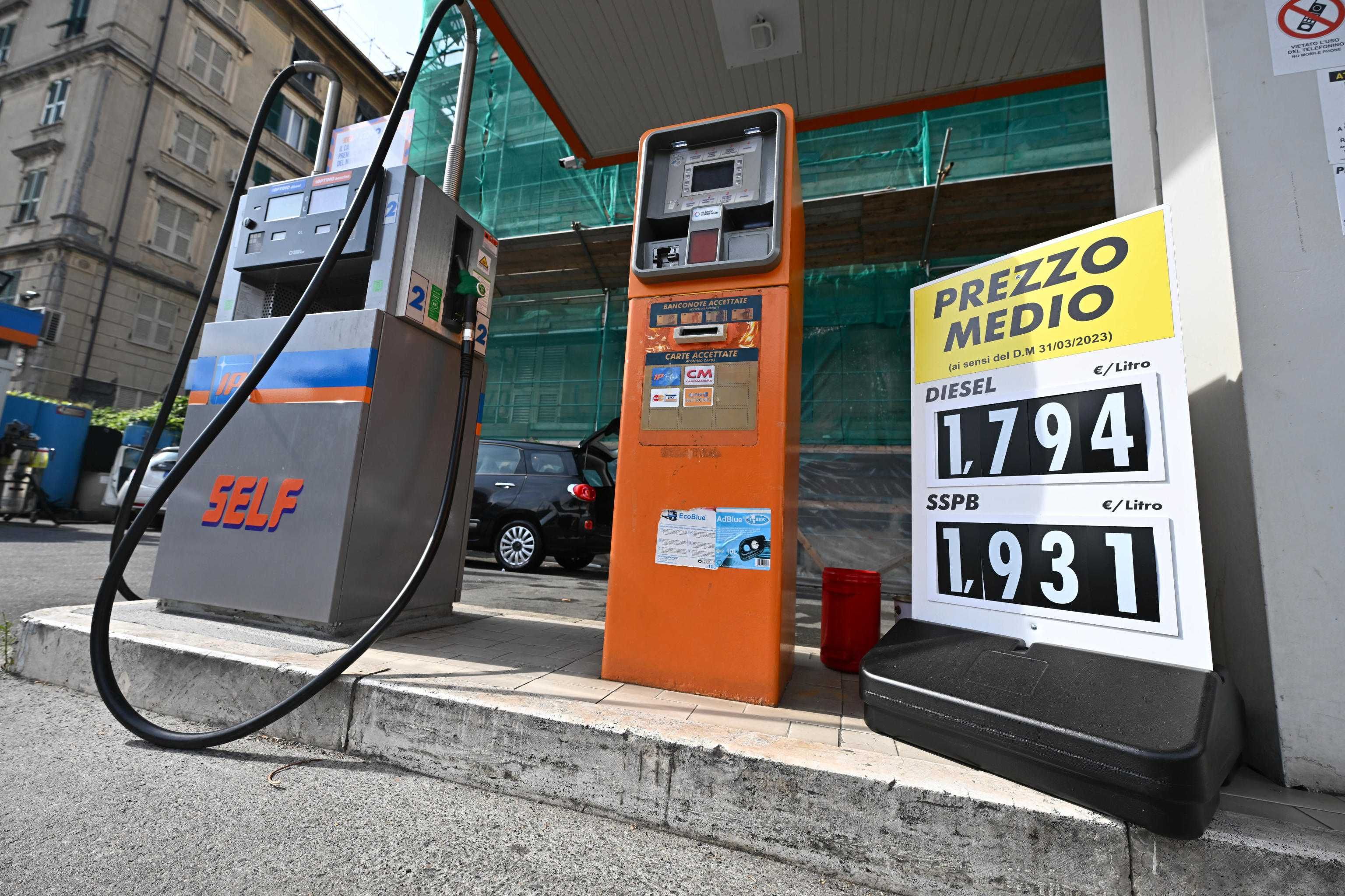 La Ue alza la benzina di 17 cent al litro