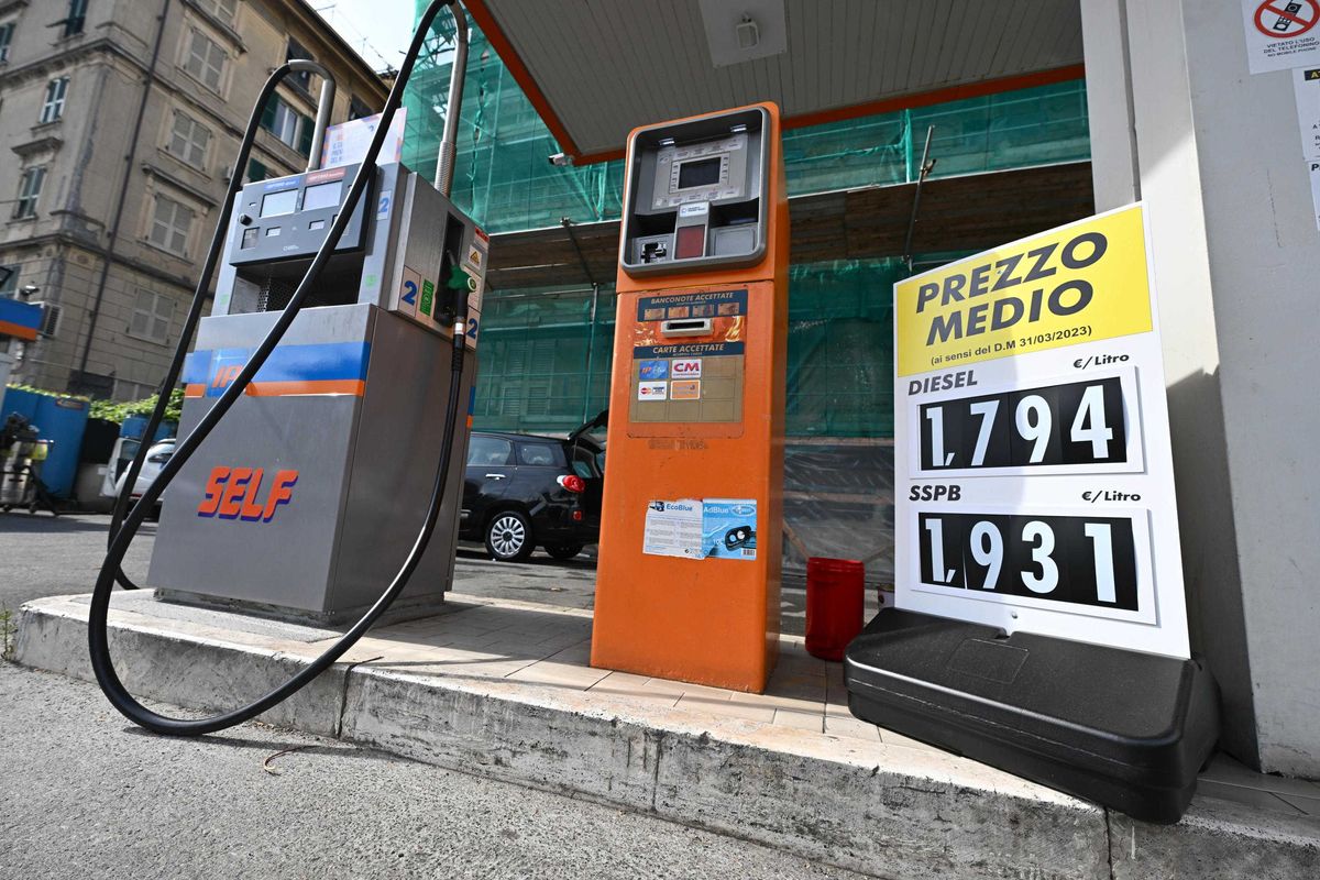 La Ue alza la benzina di 17 al cent litro