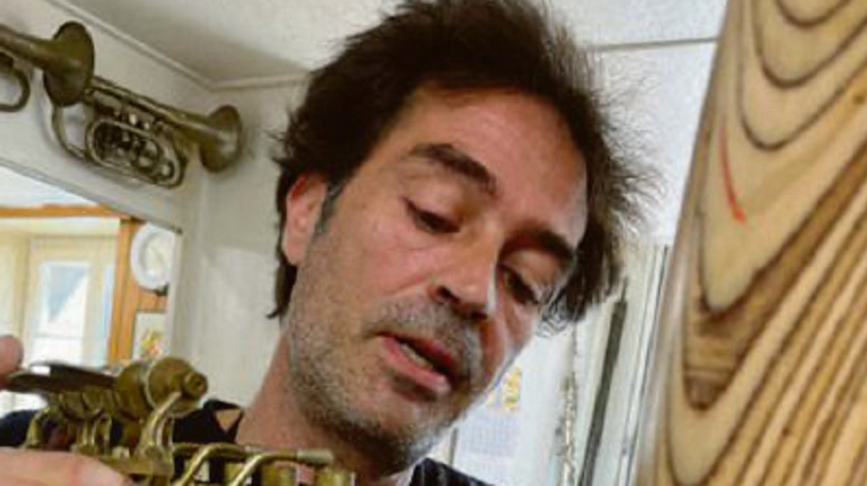 «Esistono solo due generi». Finisce in cella