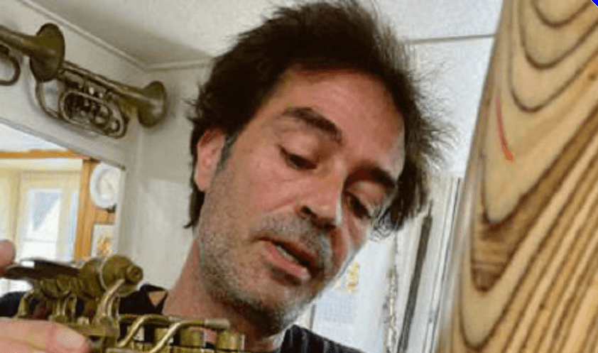 «Esistono solo due generi». Finisce in cella