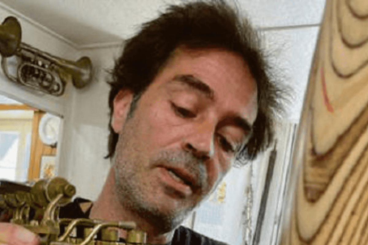 «Esistono solo due generi». Finisce in cella