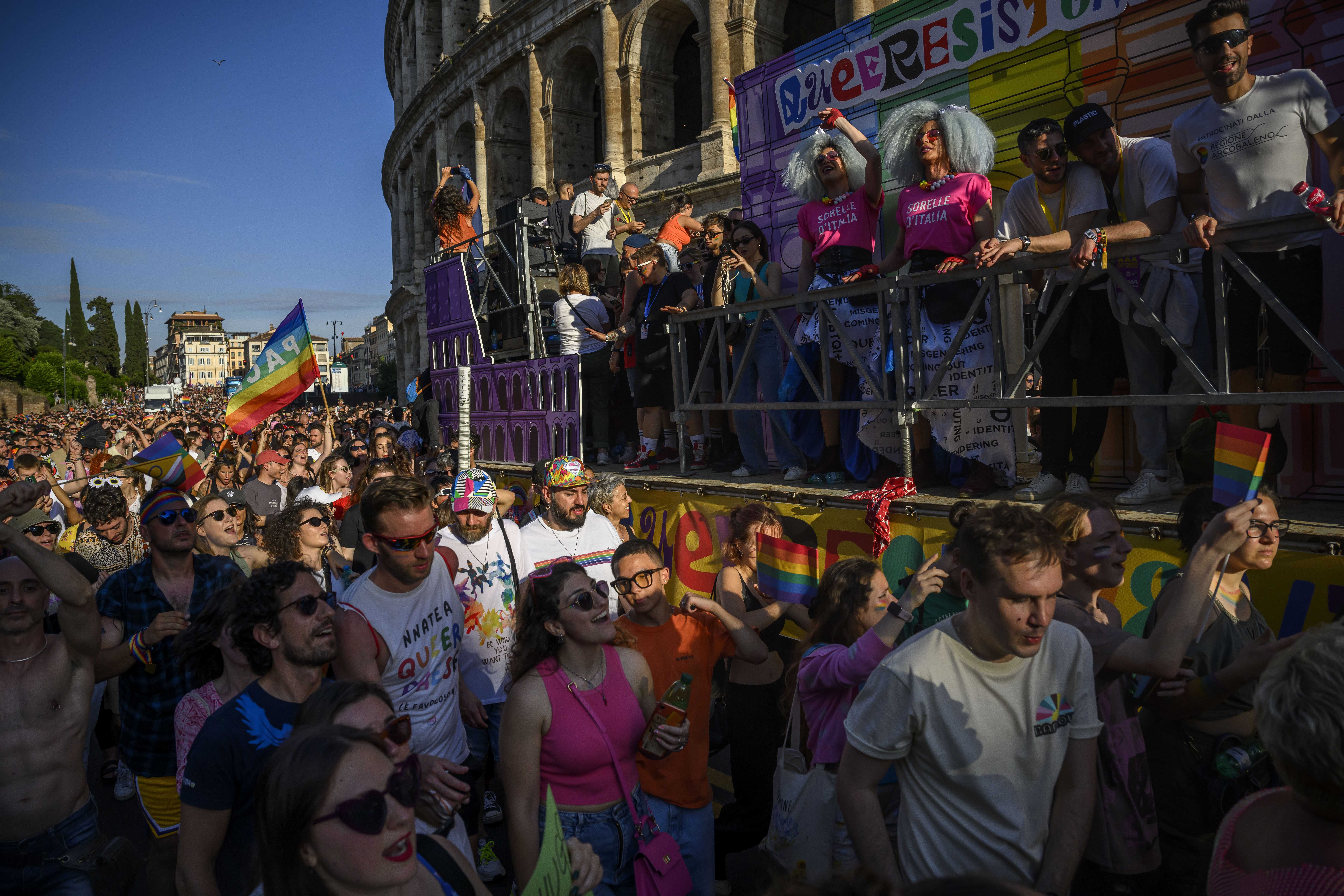 I vescovi vogliono sfilare al gay pride