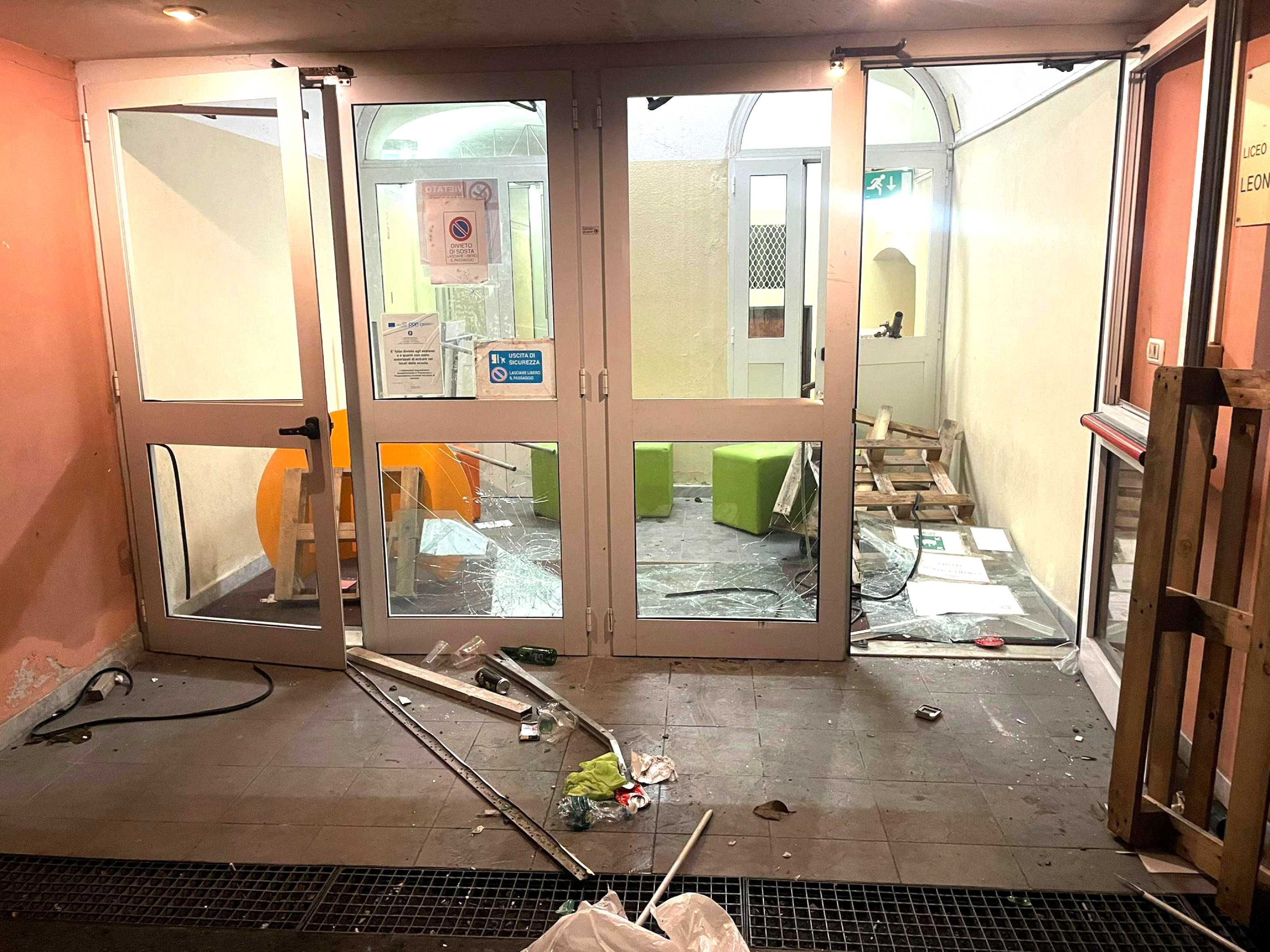 Raid al liceo occupato. Il Pd: allarme fascisti. Polizia e testimoni: «No, erano maranza»