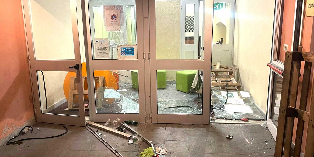 Raid al liceo occupato. Il Pd: allarme fascisti. Polizia e testimoni: «No, erano maranza»