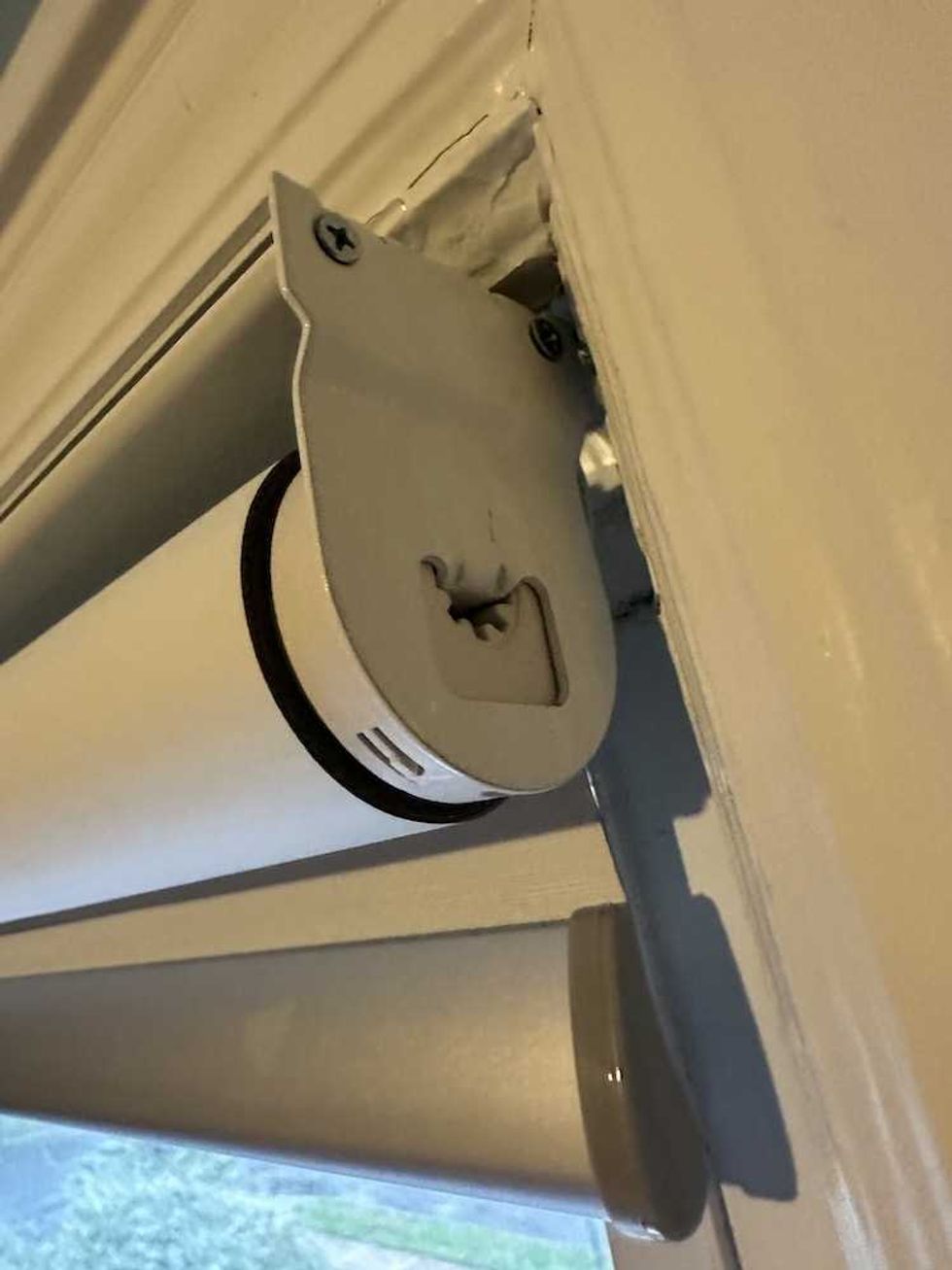 photo of the side of SmartWings Blind being installed in a window