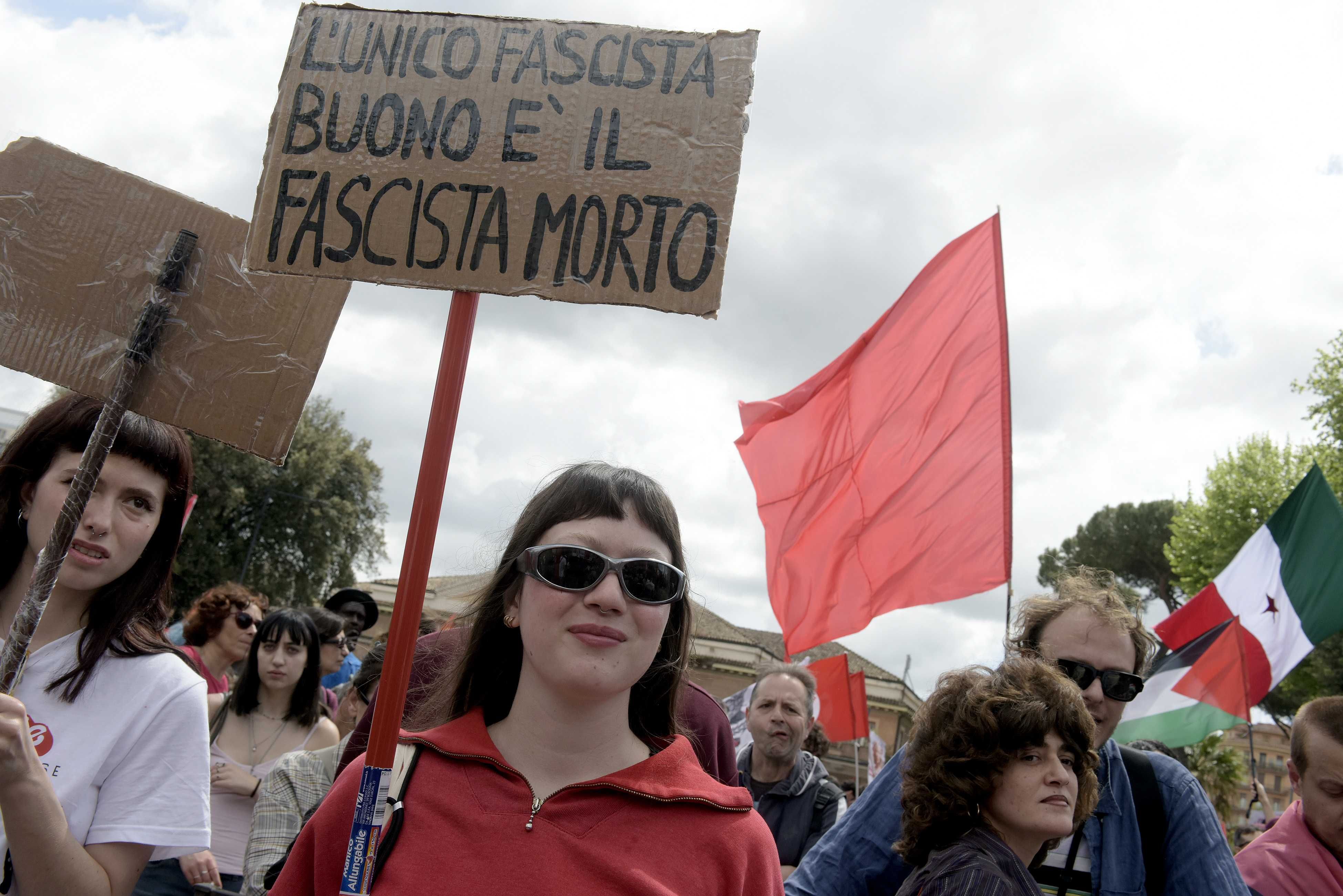 L’antifascismo da operetta si è fermato ai cori di Parma