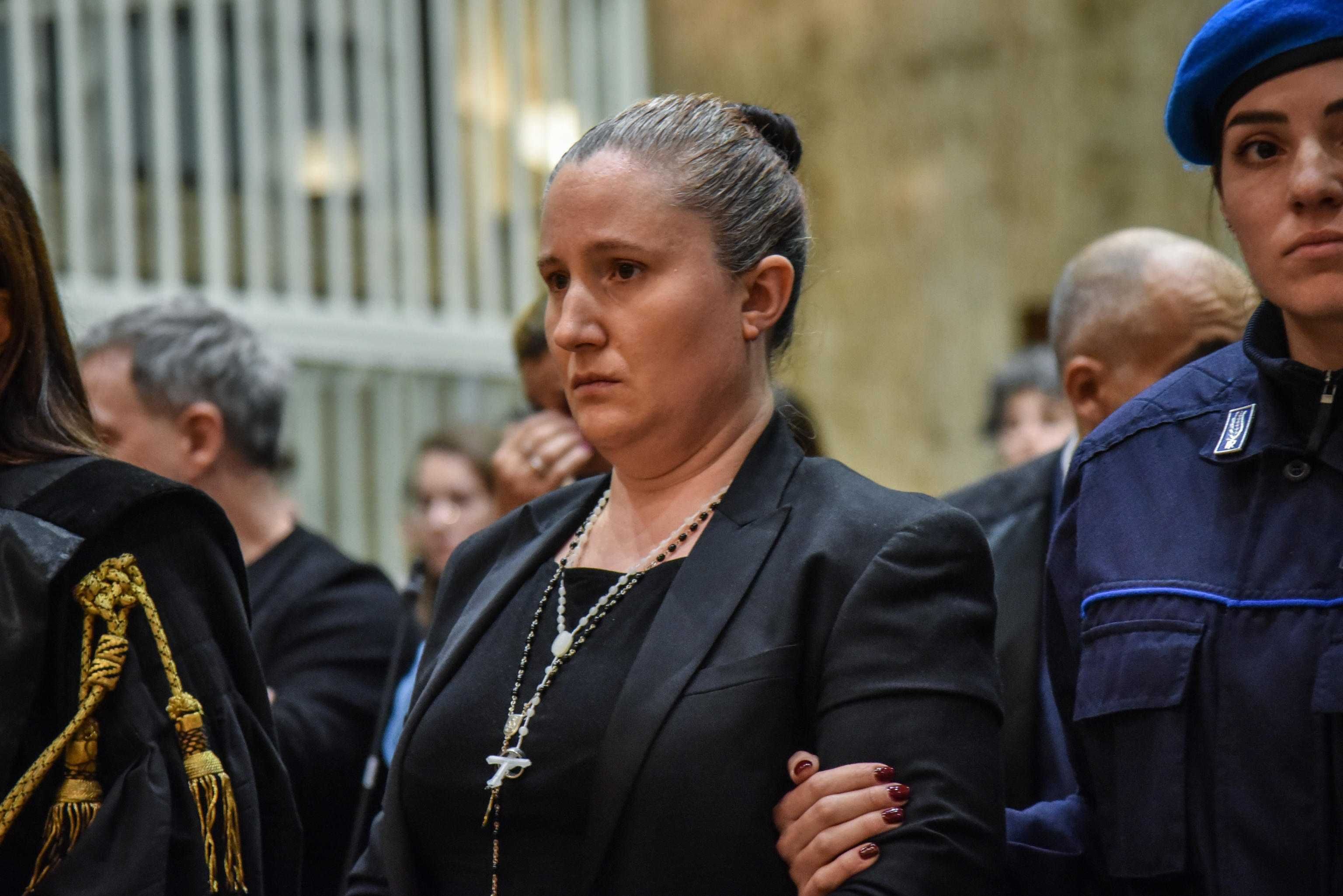 Fece morire di fame la figlia di 18 mesi. Ma i giudici in appello le tolgono l’ergastolo