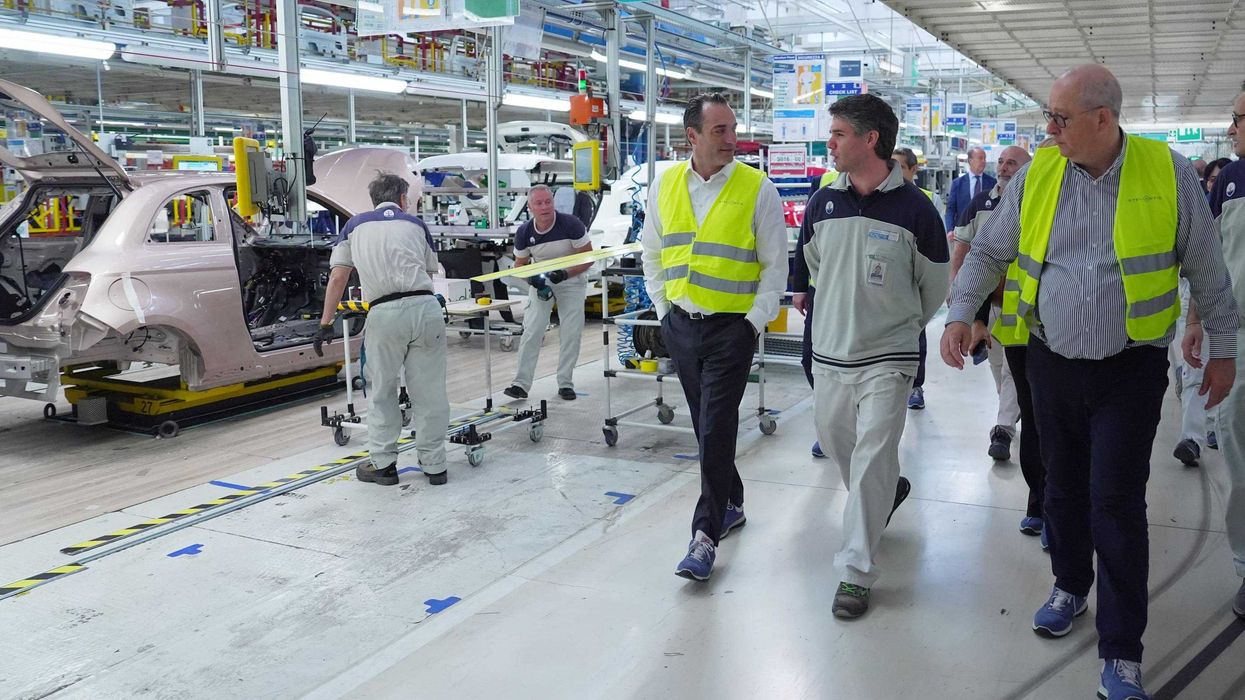 Stellantis ritira 375.000 suv per rischio incendio. «Non ricaricateli»