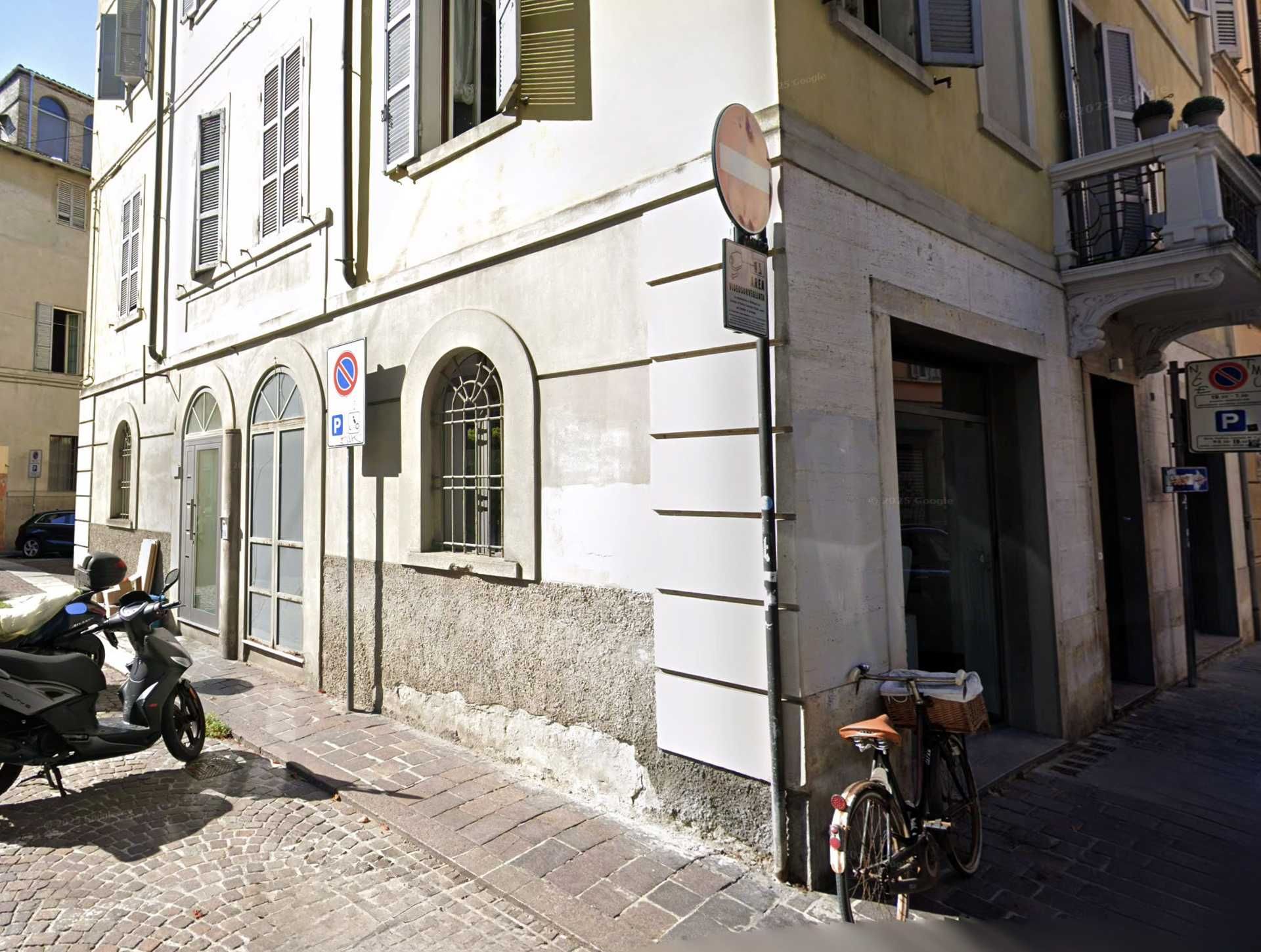 Un coretto al Duce rianima la sinistra: «Allarme fascismo»