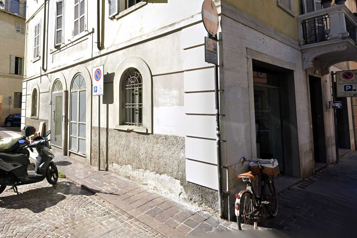 Un coretto al Duce rianima la sinistra: «Allarme fascismo»