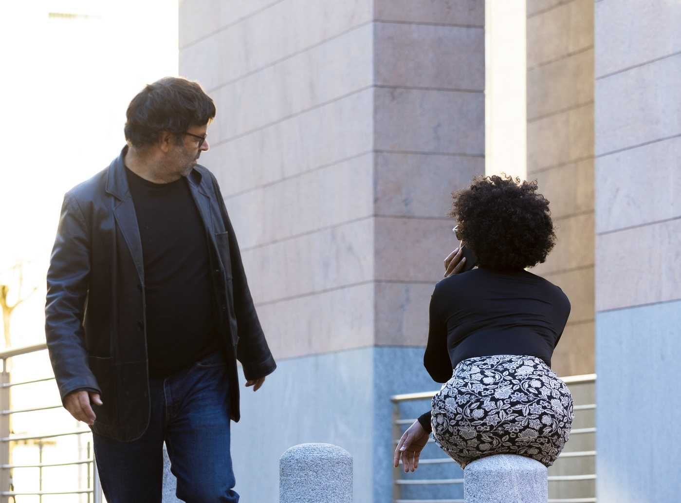 Fischi o differenza d’età. A sinistra il maschio è un eterno molestatore