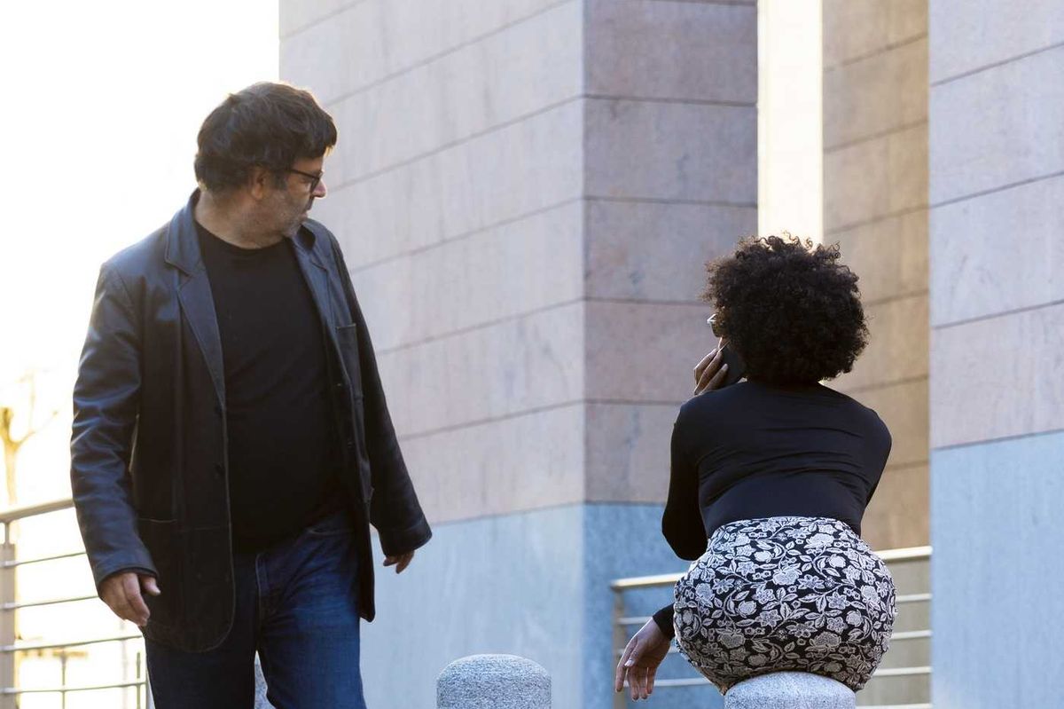 Fischi o differenza d’età. A sinistra il maschio è un eterno molestatore