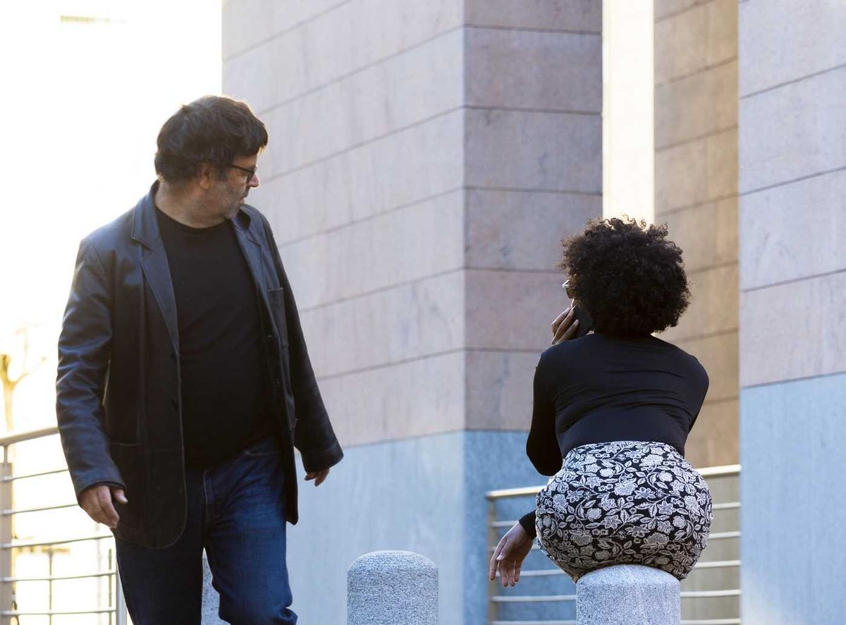 Fischi o differenza d’età. A sinistra il maschio è un eterno molestatore