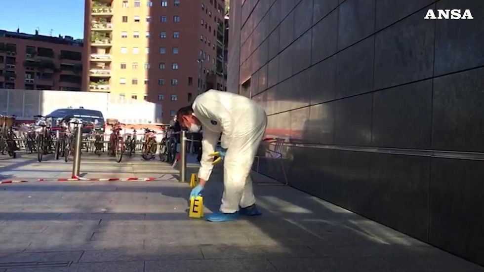 Accoltellata in centro in pieno giorno. Milano nel caos, sinistra contro Sala