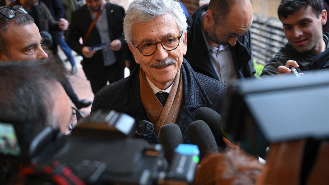 Baffino riscrive la storia per aiutare i cinesi