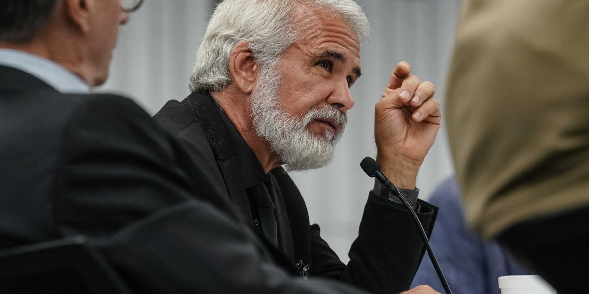 Robert Malone: «Il culto dei vaccini vieta di sollevare dubbi»