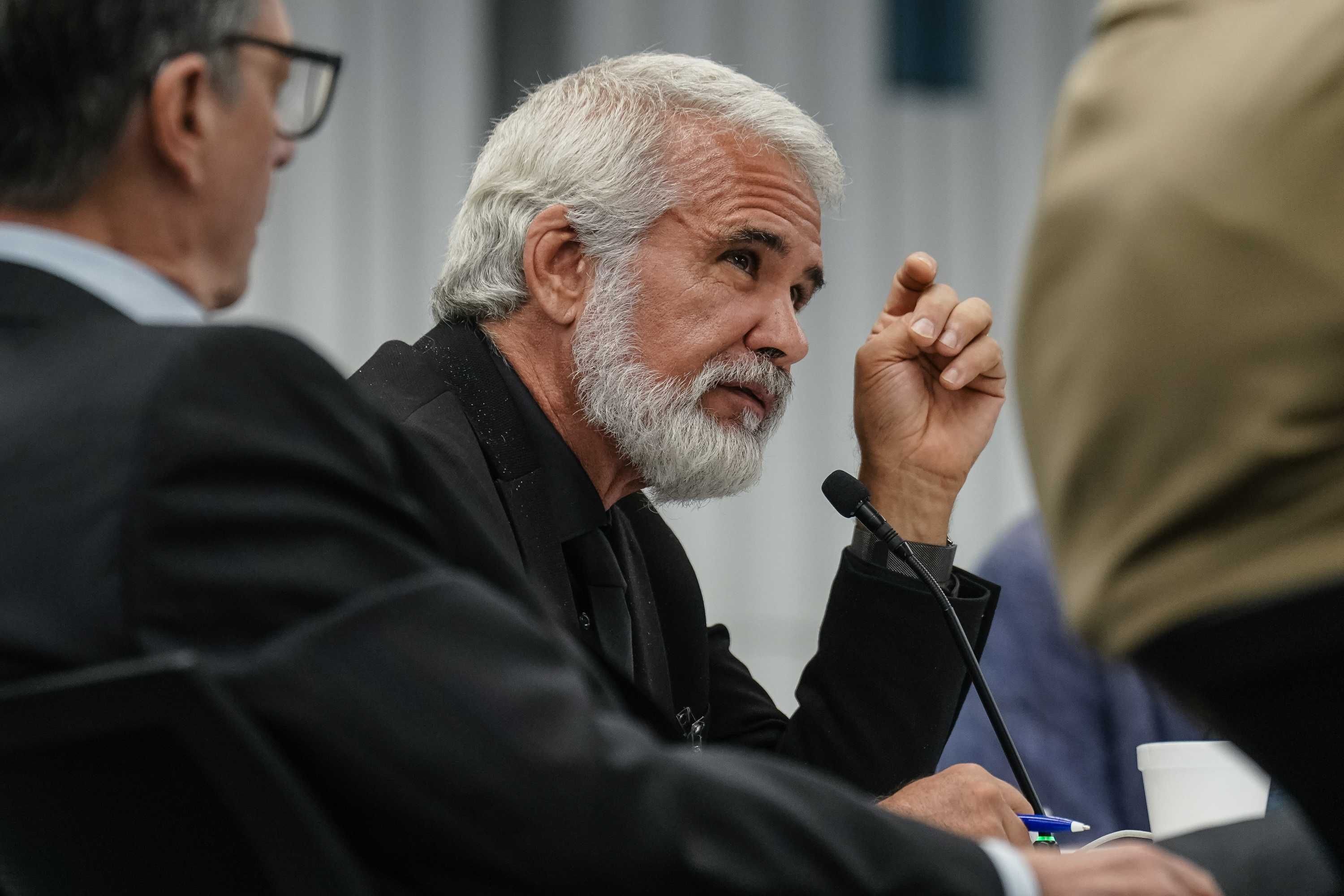 Robert Malone: «Il culto dei vaccini vieta di sollevare dubbi»