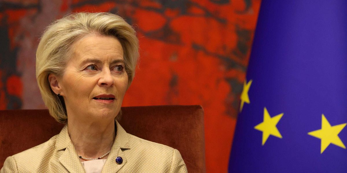 Ora Ursula si mette pure a reclutare gli 007