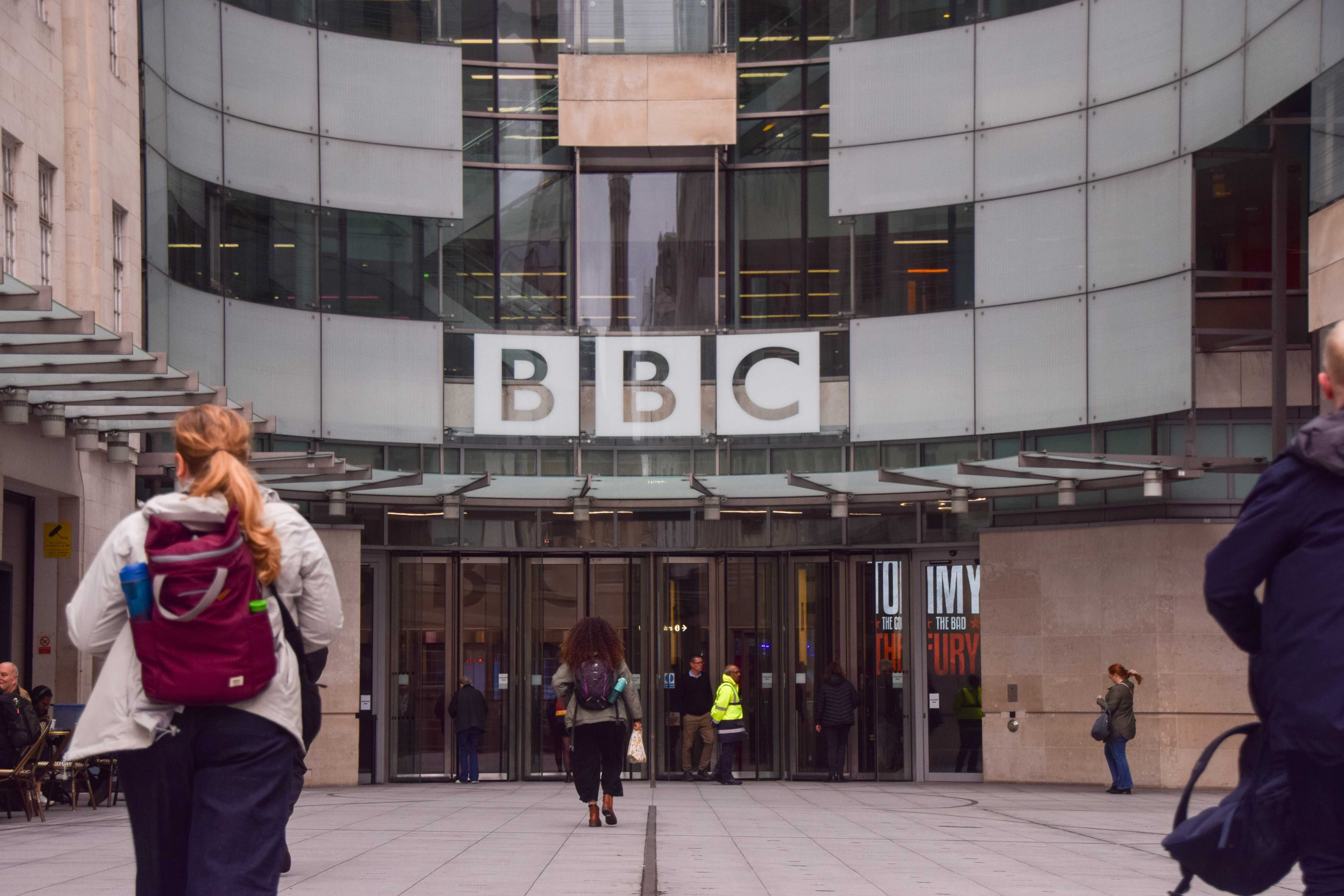 Alla Bbc spuntano altri taroccamenti. Ma c’è chi prova a incolpare Trump