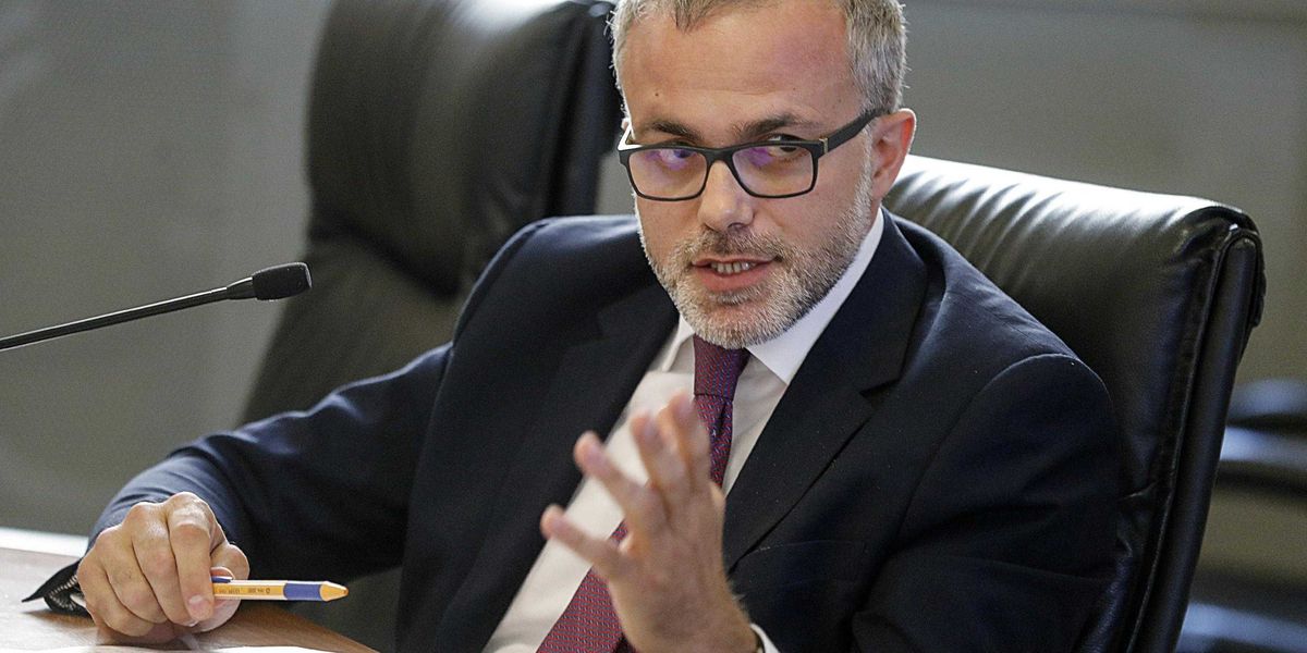 Mister Tasse invia l’avviso di sfratto a Elly