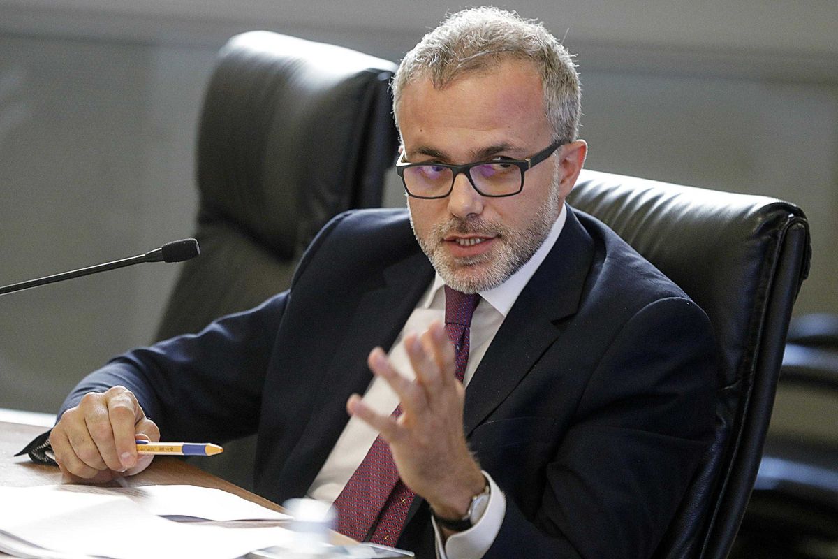 Mister Tasse invia l’avviso di sfratto a Elly