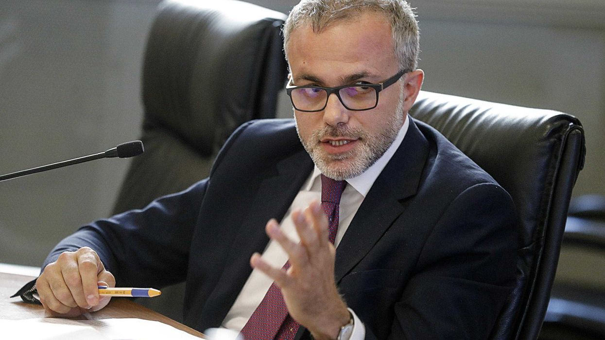 Mister Tasse invia l’avviso di sfratto a Elly