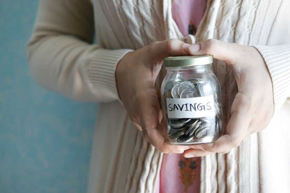 Career waitress left her grandson a priceless gift—a vase filled with 7,679 quarters