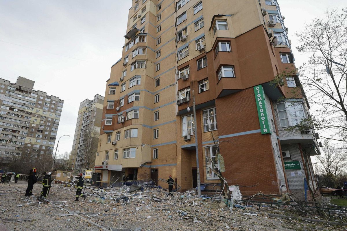 Mosca bombarda e intanto avanza. «Zelensky sa che ormai è finita»