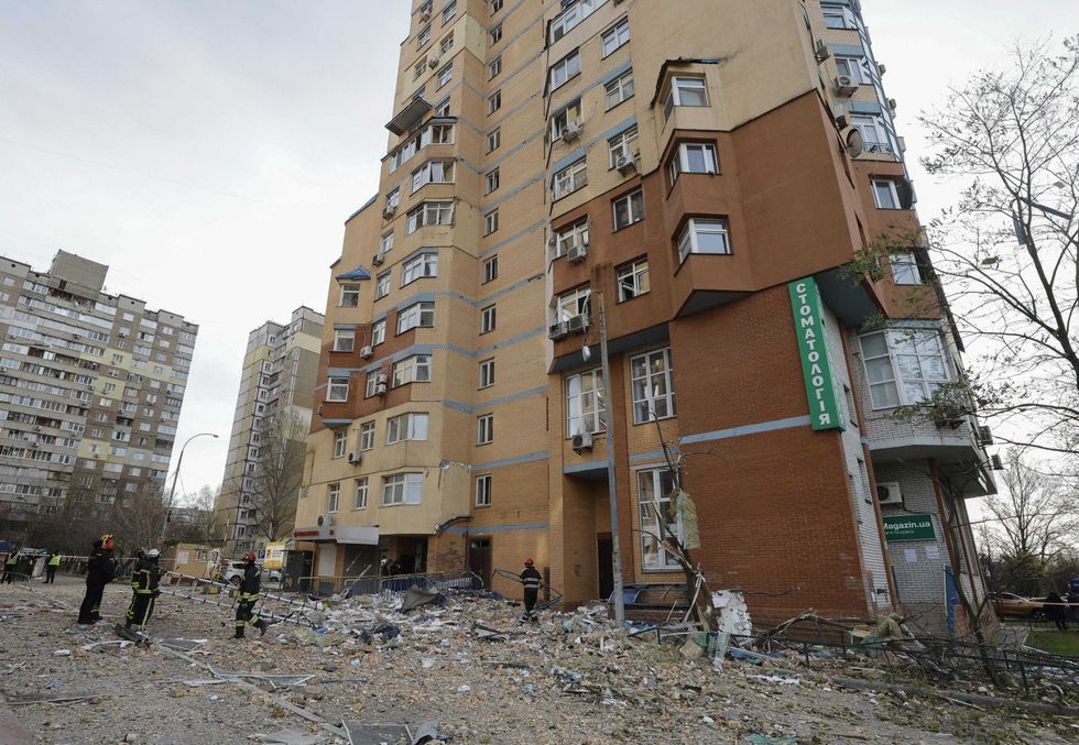 Mosca bombarda e intanto avanza. «Zelensky sa che ormai è finita»