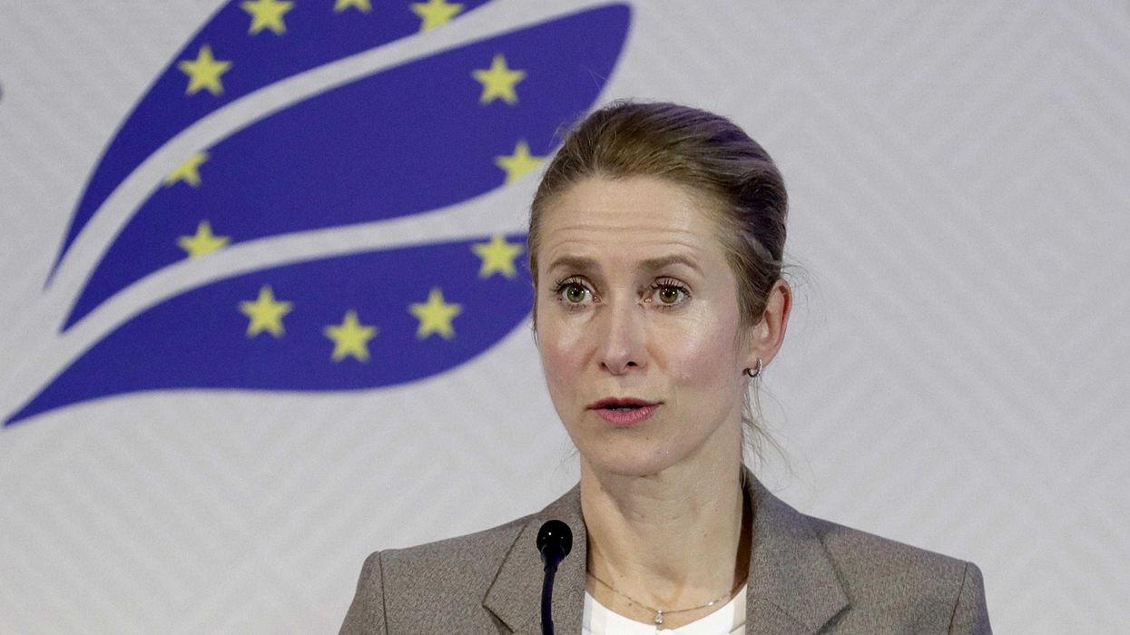 A Bruxelles tengono su l’elmetto. Però cominciano a scaricare Kiev