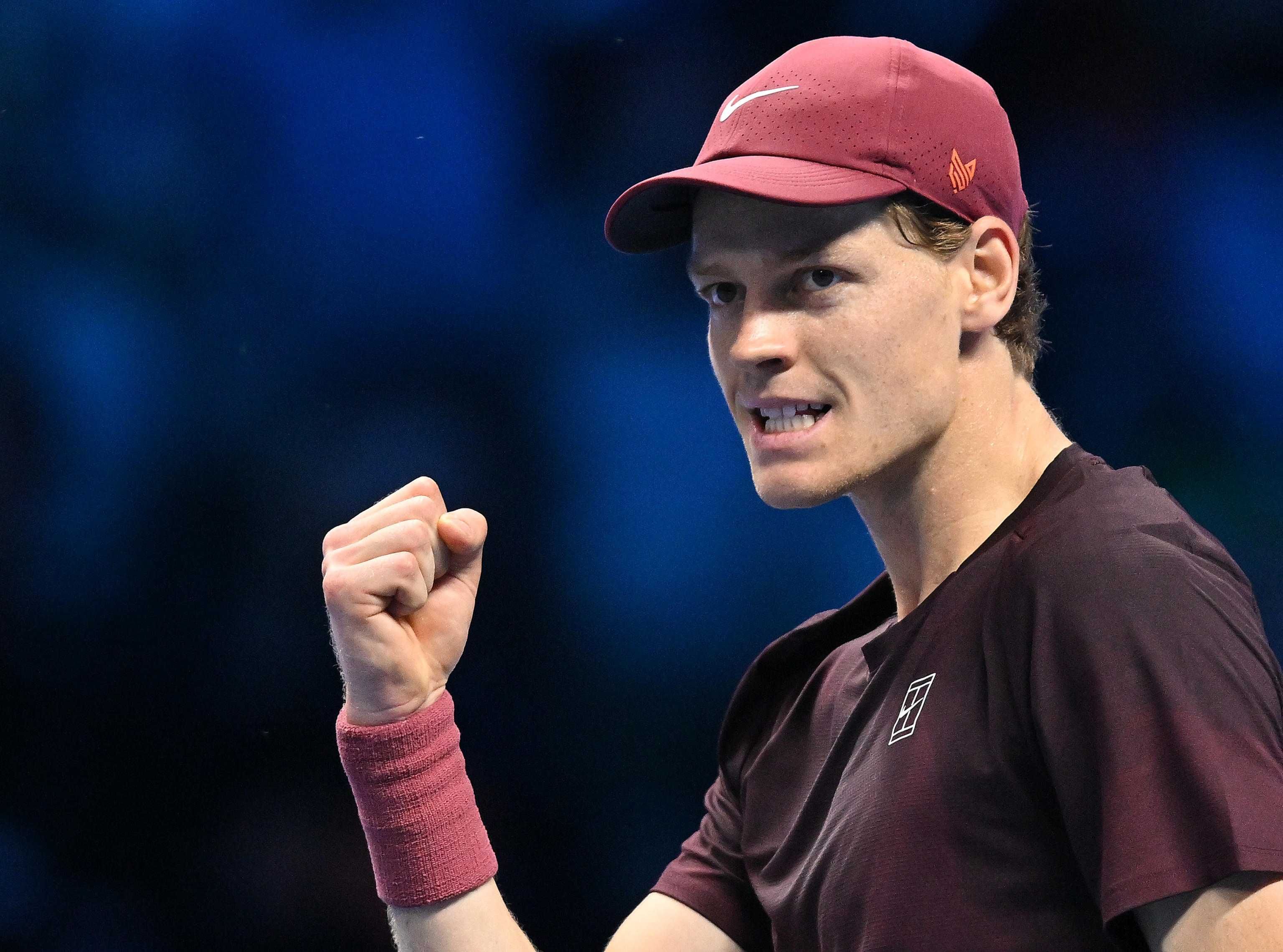 Alcaraz abbattuto. Sinner è implacabile e mette di nuovo in bacheca le Finals