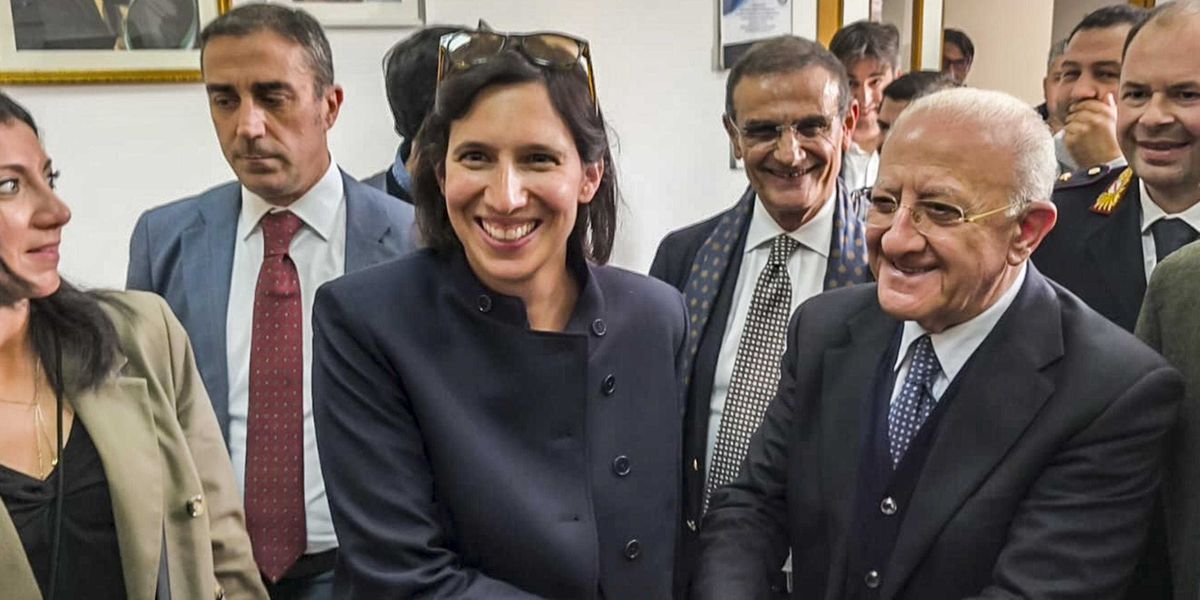 Regionali, per salvarsi la carriera la Schlein si inginocchia a De Luca