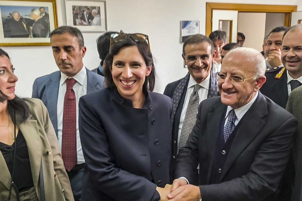 Regionali, per salvarsi la carriera la Schlein si inginocchia a De Luca