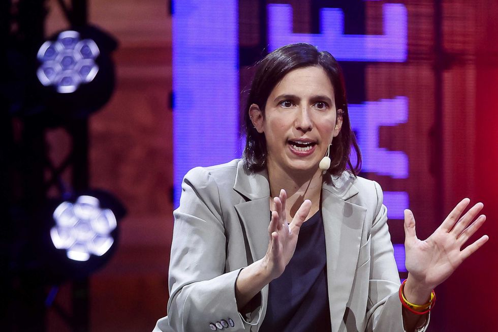 La Schlein lancia la lotta di classe contro chi guadagna 2.500 euro