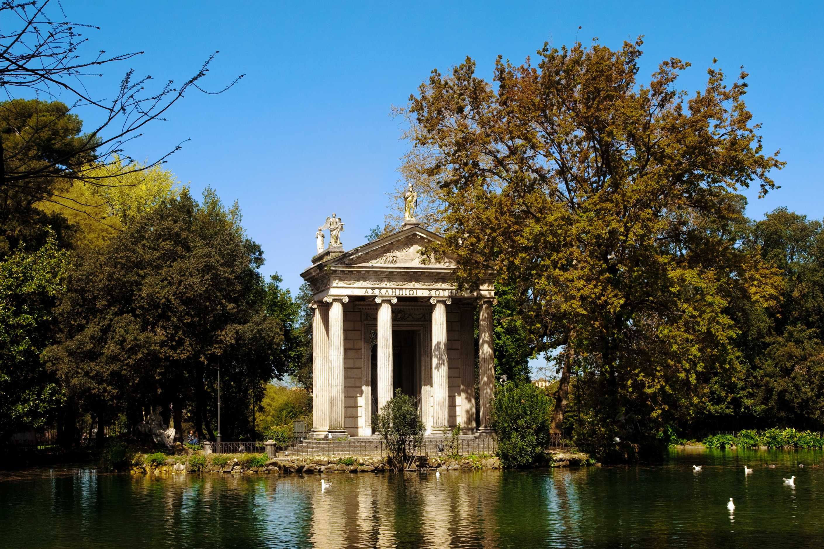 «Vacanze romane» tra sacro e profano: monumenti iconici e quartieri autentici