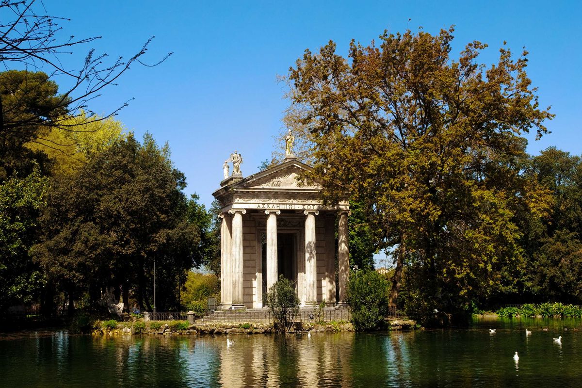 «Vacanze romane» tra sacro e profano: monumenti iconici e quartieri autentici