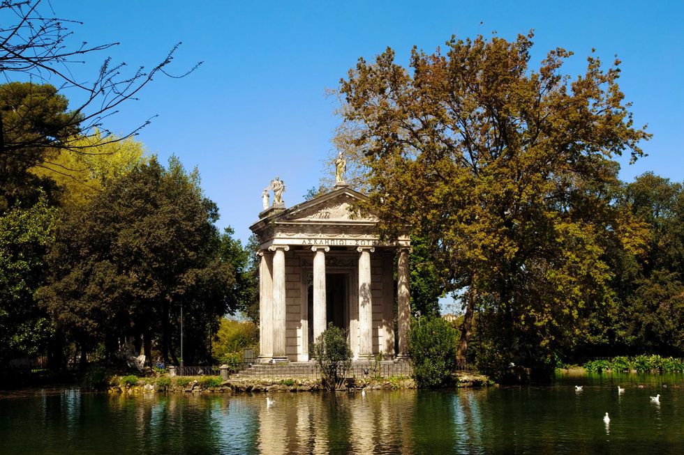 «Vacanze romane» tra sacro e profano: monumenti iconici e quartieri autentici