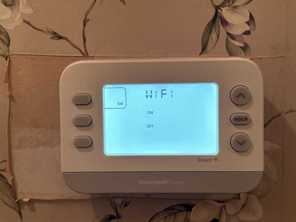 a photo of Honeywell Home X2S Smart Thermostat  in Wi-fi Setup mode