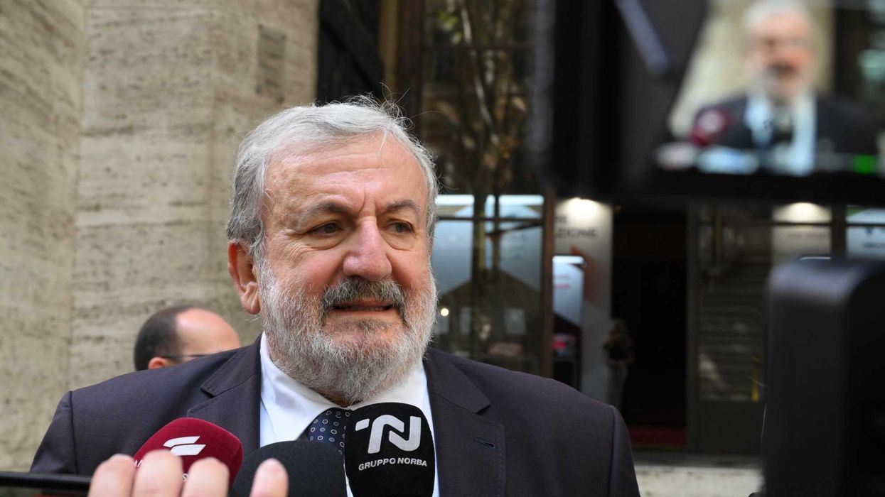 Emiliano rivuole la toga e più soldi