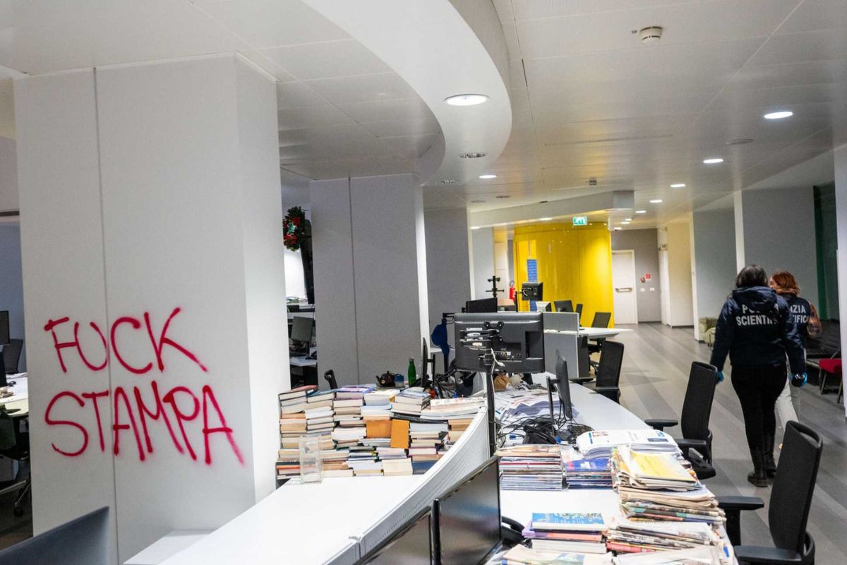 I suoi amici assaltano un giornale? Per la sinistra sono «squadristi»