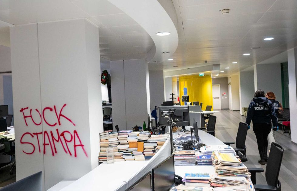 I suoi amici assaltano un giornale? Per la sinistra sono «squadristi»