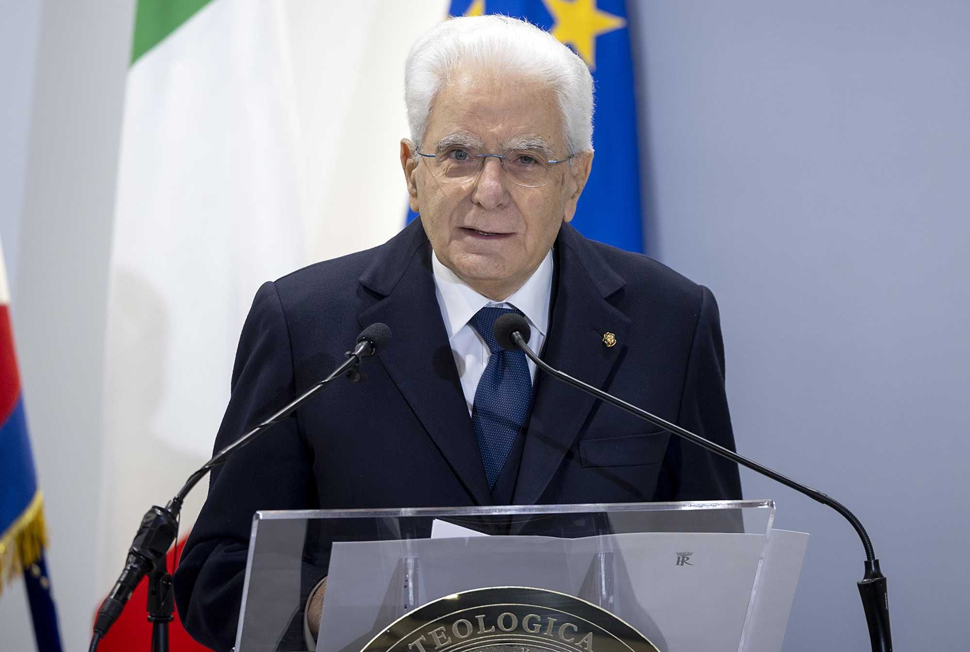 Mattarella smentisce, lo scontro c’è tutto...